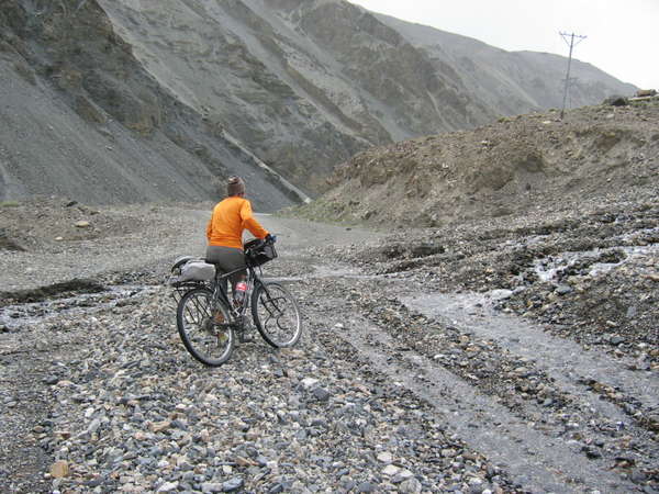 fichier 20060803_111835_pakistan_debut1_route_encombree_inondee-0.jpg