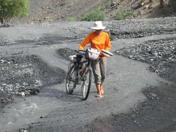 fichier 20060803_124056_pakistan_debut1_route_encombree_inondee-0.jpg