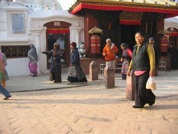 fichier 20061210_040000_0449_pelerins_tournent_autour_stupa-0.jpg